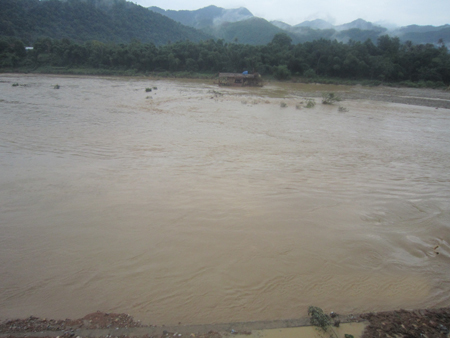 Do[-]làm[-]thay[-]đổi[-]dòng[-]chảy[-]nên[-]dẫn[-]đến[-]bờ[-]kè[-]sông[-]Lam[-]bị...